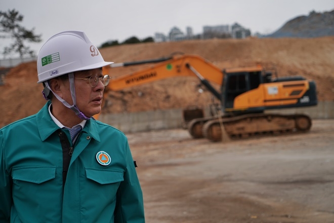 지난 11일 하윤수 교육감 부산솔빛학교 이전 부지 시찰 모습.(제공=부산교육청)