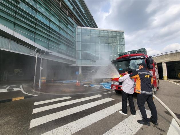 지난 6일 광명스피돔에서 경륜경정총괄본부 자위소방대원과 광명소방서 소방관이 화재진압 훈련을 하고 있다.(사진=국민체육진흥공단)