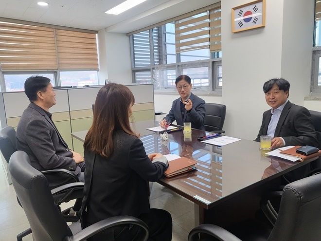 권기한 원장이 의정부청소년비행예방센터를 방문해 대화를 나누고 있다.(사진제공=의정부청소년비행예방센터)