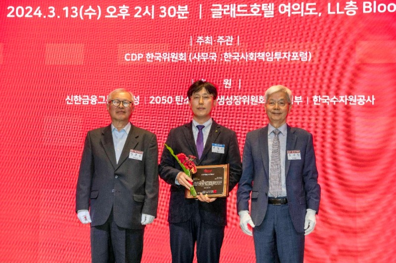 ‘2023 CDP 코리아 어워드’ 시상식에서 현대건설 안전사업지원실장 추영기 상무(가운데)가 CDP 한국위원회 주요 관계자들과 기념사진을 촬영하고 있다.(사진=현대건설)