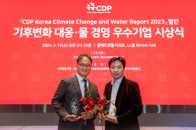 (왼쪽부터) 현대차 경영전략3실장 황동철 상무, 기아 안전환경지원팀 임기동 팀장이 '2023 CDP 코리아 어워드(CDP Korea Award)'에서 기념사진을 촬영하는 모습.(사진=현대자동차)