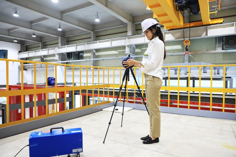 LH 토지주택연구원에서 연구원이 층간소음(중량충격음)을 측정하고 있다.(사진=LH)