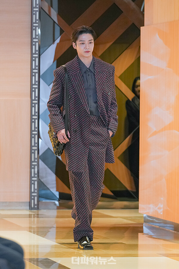 로운,포토월행사