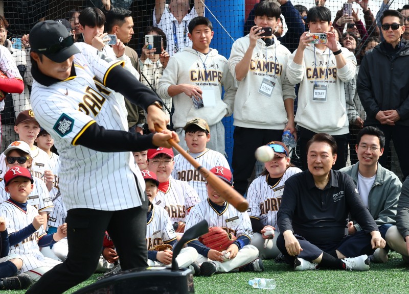 윤석열 대통령이 16일 서울 용산어린이정원 야구장에서 열린 샌디에이고 파드리스의 어린이 야구교실에서 유소년 야구선수들과 함께 김하성의 타격 시범을 보고 있다. 사진=연합뉴스