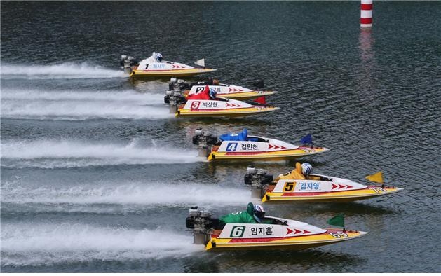 미사리경정장에서 선수들이 전속력으로 경주를 시작하고 있다.(사진=국민체육진흥공단)