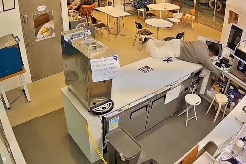 무인카페 카운터 내 휴대전화 훔치는 절도범.(사진=연합뉴스)
