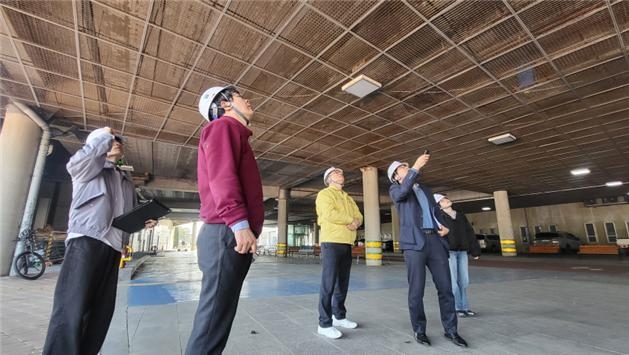 이홍복 경륜경정총괄본부장(왼쪽 세 번째)를 비롯한 경륜경정총괄본부 관계자들이 광명스피돔 시설물에 대한 안전 점검을 하고 있다.(사진=국민체육진흥공단)