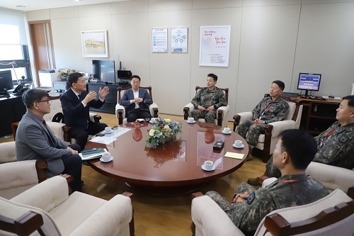 앞줄 왼쪽에서부터 4번째 연합사 최순건 소장, 5번째 전력거래소 정동희 이사장을 포함한 사람들이 포즈를 취하고 있다.(사진=전력거래소)