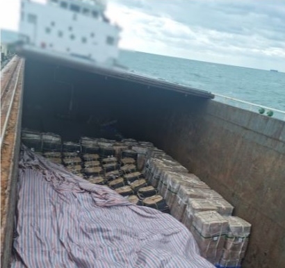 작년 8월 담배원료 밀반출 H호.(제공=부산해경)