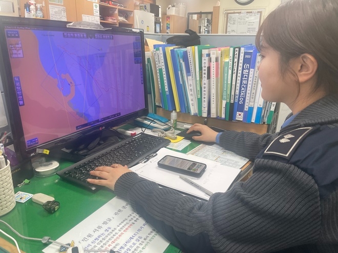 V-PASS 시스템을 확인 중인 남항파출소 직원.(제공=부산해경)