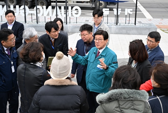 정종복 기장군수가 관계직원과 함께 입주예정자들을 만나 민원을 청취하고 있다.(사진제공=부산 기장군)