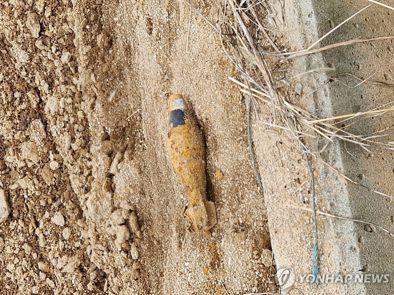 춘천 밭에서 발견된 60㎜ 구경 불발탄. (사진=연합뉴스)