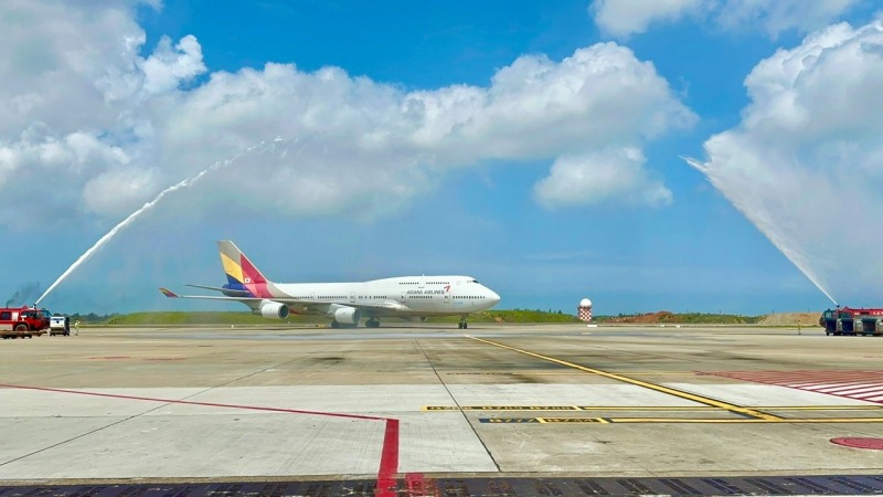 아시아나항공 B747 여객기가 25일(현지시간) 타이베이 타오위안 국제공항에 도착해 마지막 운항 기념 물대포 환영(Water Salute)을 받고 있다.(사진=아시아나항공)