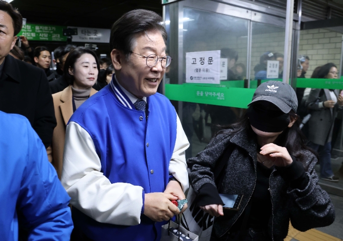 이재명, '한강벨트' 서대문갑 출근길 지원 유세