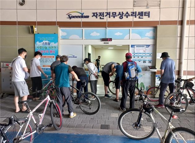 광명스피돔 자전거무상수리센터에 방문한 시민들이 자전거 수리를 위해 접수를 진행하고 있다. (사진=국민체육진흥공단)