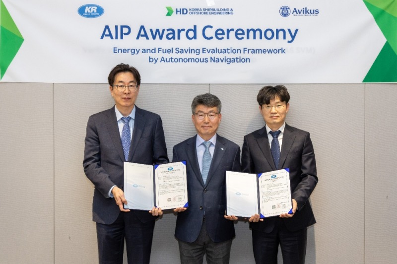 (왼쪽부터) HD한국조선해양 AI전략담당 김영옥 상무, 한국선급 김연태 본부장, 아비커스 임도형 대표.(사진=HD현대)