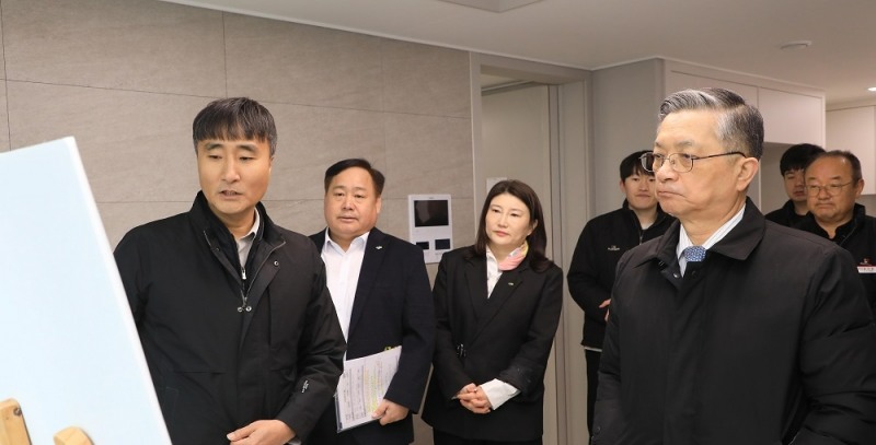 LH 이한준 사장(오른쪽 첫 번째)이 고양장항지구 최초 입주 단지인 LH 신혼희망타운(A4, A5블럭)을 방문해 현황을 점검하고 있다.(사진=LH)