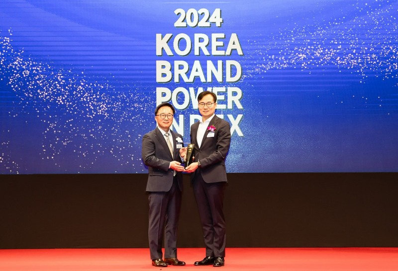 26일 신라호텔에서 열린 ‘한국 산업의 브랜드파워(K-BPI)’ 인증식에서 안무인 스피드메이트사업부장(오른쪽)과 한수희 한국능률협회컨설팅 대표(왼쪽)가 시상 후 기념사진을 촬영하는 모습.(사진=SK네트웍스)