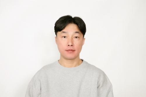 범인을 맨손으로 제압한 조갑현 씨. (사진=연합뉴스)