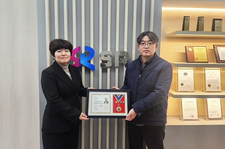 (왼쪽부터) 강은주 대한적십자사 사회협력팀장, 권요섭 에스알 혁신성장처장.(사진=SR)