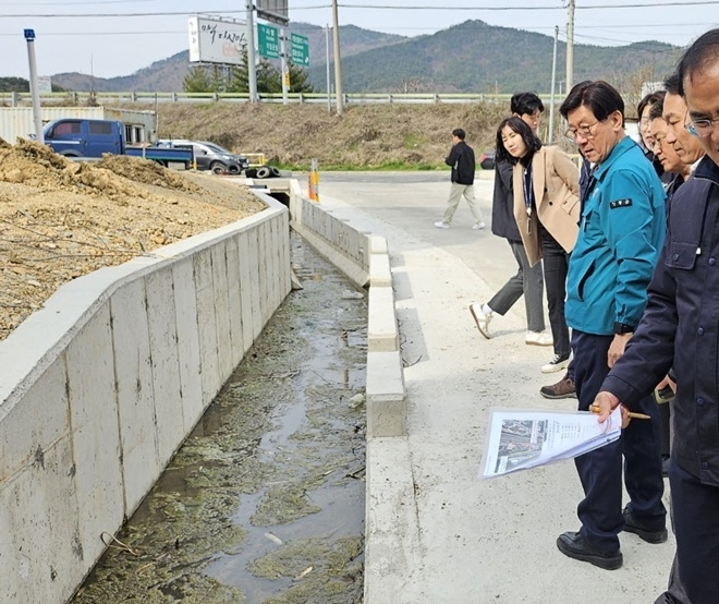 정종복 기장군수가 관계 직원과 함께 주요 재해취약지를 점검하고 있다.(사진제공=부산 기장군)