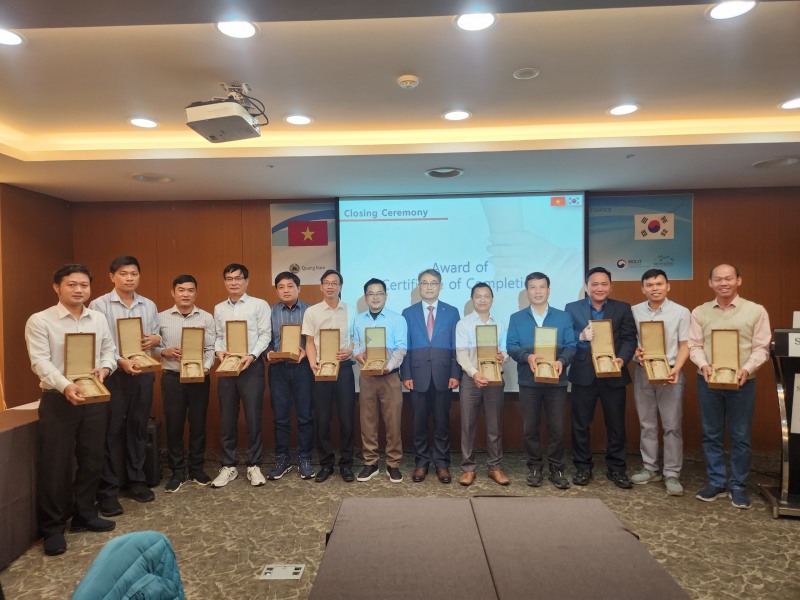 국토안전관리원 베트남 공무원 초청연수 성료후 기념 사진 전경. (사진= 국토안전관리원)