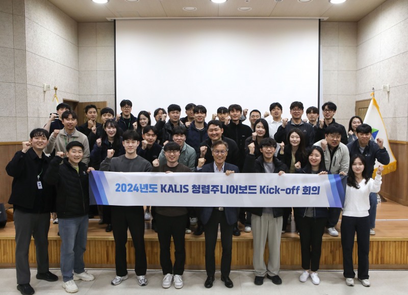 청렴 주니어 보드 첫 회의 개최.(첫째 줄 오른쪽에서 네 번째, 이종우 경영본부).(사진=국토안전관리원)