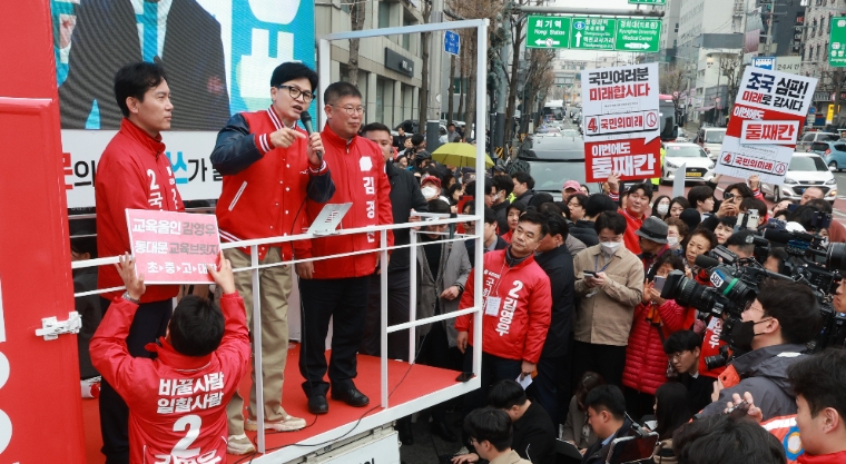 김경진 후보 (오른쪽) 28일 동대문구 유세 현장(사진=연합뉴스)