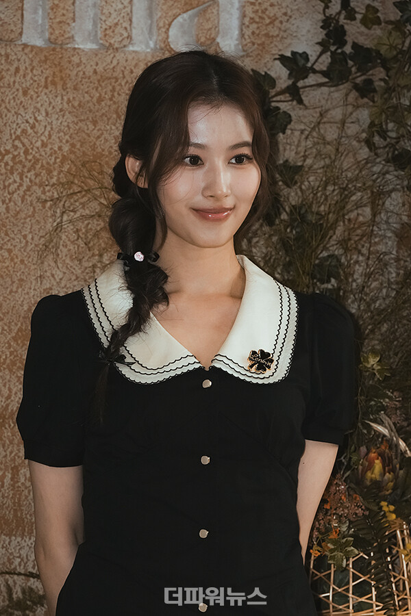 트와이스사나,포토월행사