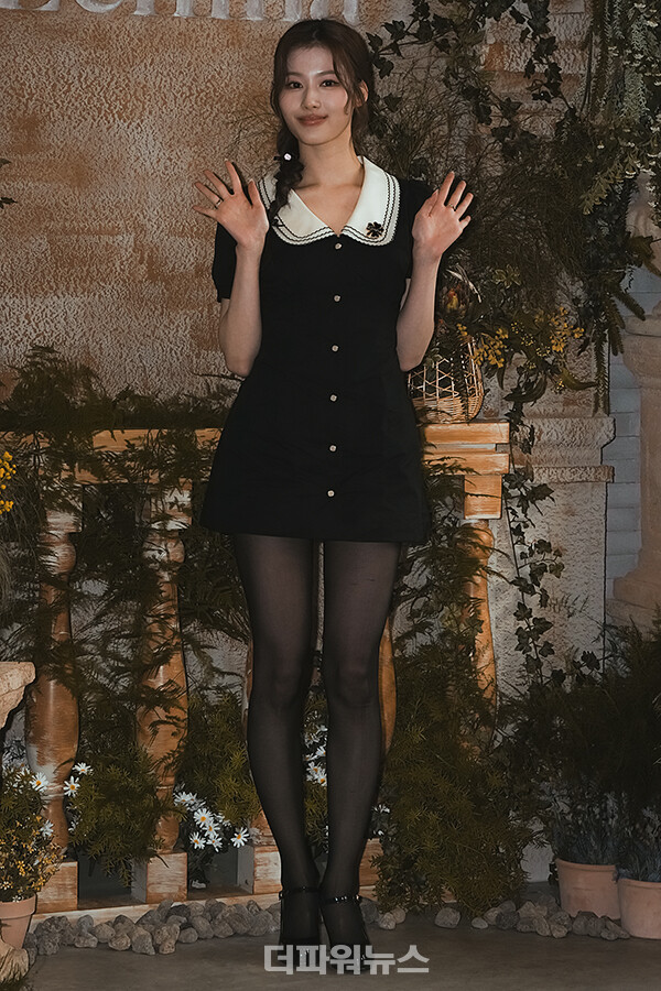 트와이스사나,포토월행사