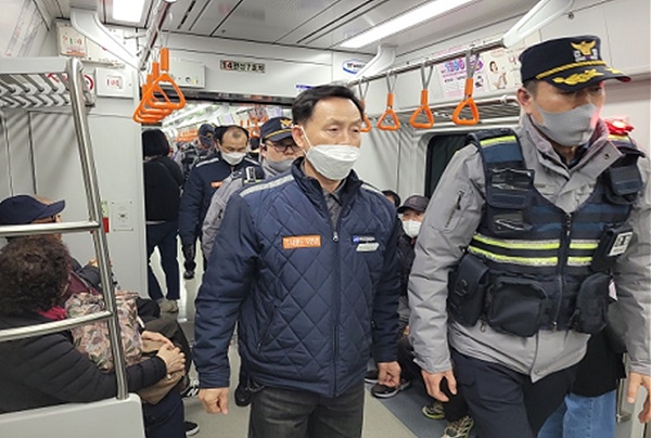 지하철 보안관과 합동순찰 모습.(제공=부산경찰청)