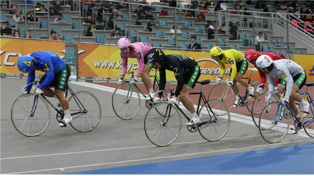 파란색 경기복을 입은 4번 선수가 초주 선행에 나서고 있다.(사진=국민체육진흥공단)