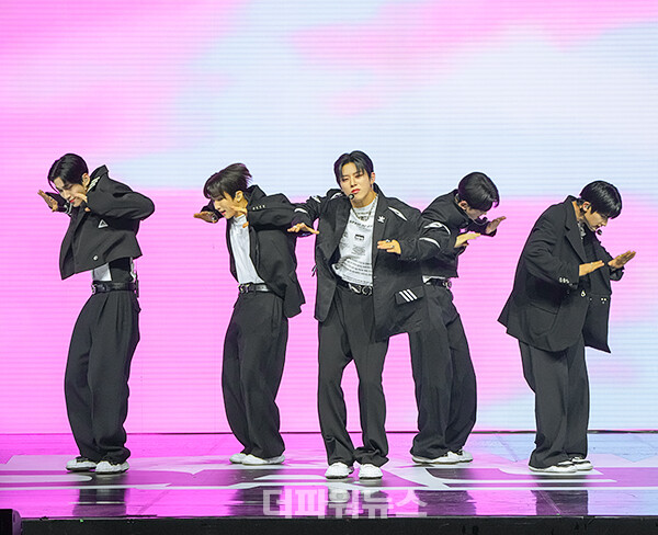 나우어데이즈(NOWADAYS),첫번째싱글쇼케이스