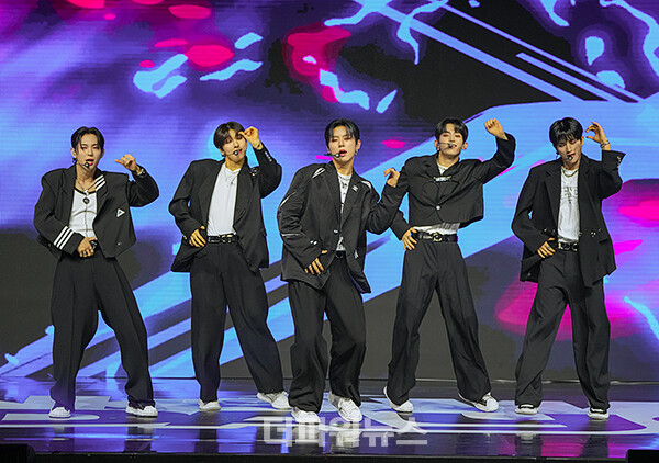 나우어데이즈(NOWADAYS),첫번째싱글쇼케이스