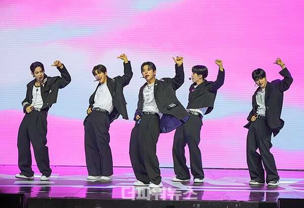 나우어데이즈(NOWADAYS),첫번째싱글쇼케이스