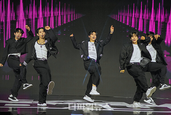 나우어데이즈(NOWADAYS),첫번째싱글쇼케이스