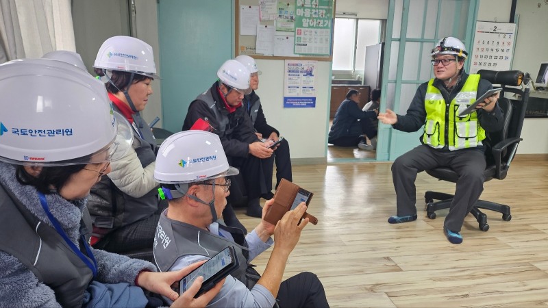 관리원 관계자가 시니어 점검원들에게 자율안전점검 웹 사용법을 설명중인 모습.(사진=국토안전관리원)