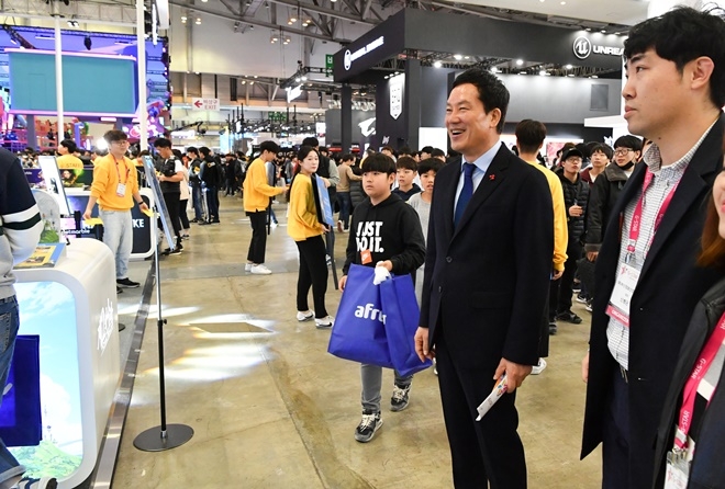 홍순헌 더불어민주당 부산 해운대갑 국회의원 후보가 해운대구청장 재임 당시 지스타(G-STAR) 행사장을 둘러보고 있는 모습.(제공=홍순헌 후보 캠프)