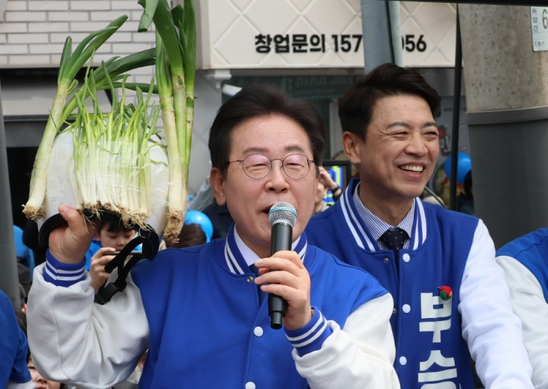 '대파 헬멧' 들어 보이는 이재명 대표.(사진=연합뉴스)
