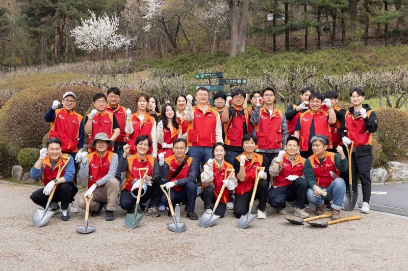 식목일 무궁화 묘목 식재 활동 후 기념사진을 촬영하고 있는 이호정 SK네트웍스 대표이사 사장과 구성원들.(사진=SK네트웍스)