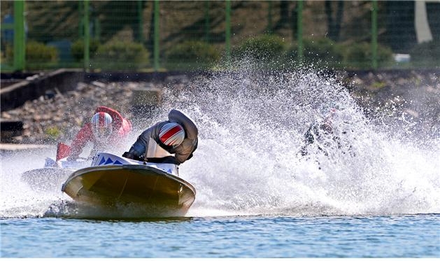 미사리 경정장에서 출전 선수들이 반환점 표시를 돌며 경합을 펼치고 있다.(사진=국민체육진흥공단)