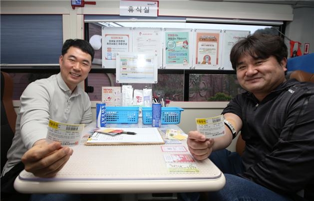 지난 3일 헌혈을 마친 경륜경정총괄본부 직원들이 헌혈증을 보이며 기념사진을 촬영하고 있다.(사진=국민체육진흥공단)