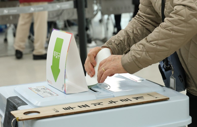 투표함에 투표지 넣는 유권자.(사진=연합뉴스)