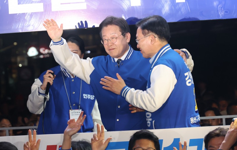 더불어민주당 이재명 대표 등이 지난 9일 용산역 앞 광장에서 열린 '정권심판, 국민승리 총력 유세'에서 손을 들어보이고 있다. 사진=연합뉴스