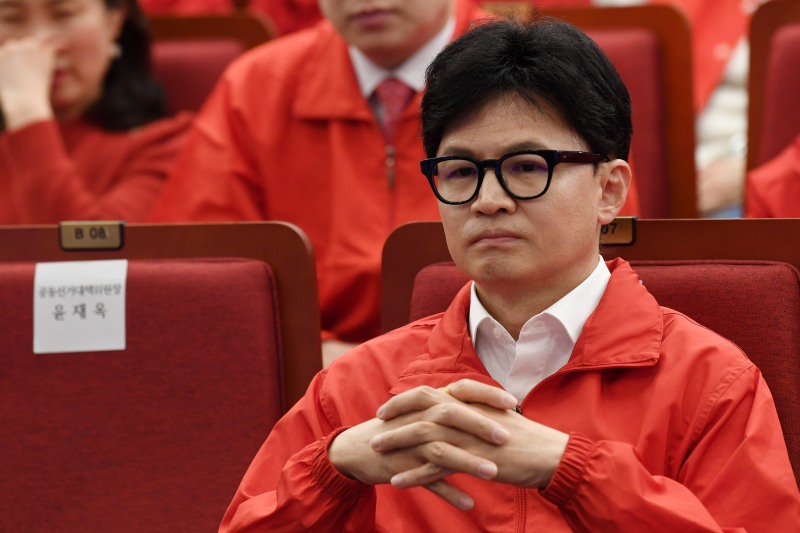 국민의힘 한동훈 비상대책위원장이 10일 국회 도서관에 마련된 개표상황실에서 선거 개표 방송을 지켜보고 있다. 사진=연합뉴스