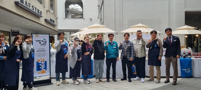 정종복 기장군수(우측 다섯번째)와 행사 참여자들이 함께 기념촬영을 하고 있다.(사진제공=부산 기장군)