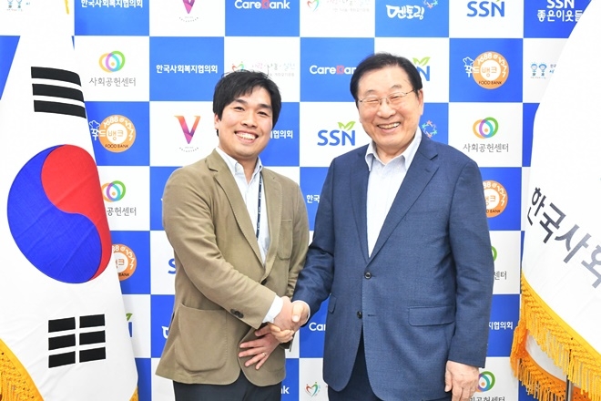 한국사회복지협의회를 방문한 정승문 보건복지부공무원노동조합 위원장(왼쪽)과 김성이 한국사회복지협의회장이 기념사진을 찍고 있다.(사진=보건복지부공무원노동조합)