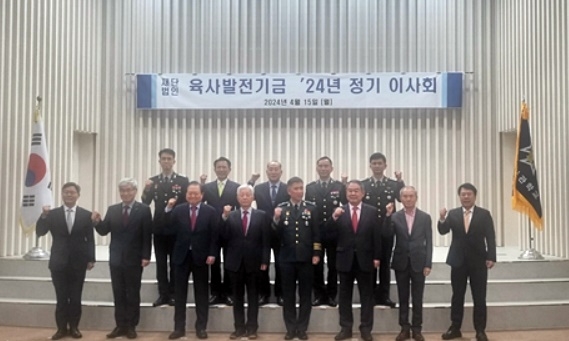 아이넷방송그룹 박준희 회장(앞줄 오른쪽 첫 번째), 장준규 이사(제46대 육군참모총장/앞줄 왼쪽 첫 번째), 권오성 이사(제44대 육군참모총장/앞줄 왼쪽 두 번째),한민구 이사장(전 국방부 장관/앞줄 왼쪽 네 번째), 권영호 이사(육군시관학교 교장/앞줄 왼쪽 다섯 번째). (사진제공=아이넷방송)