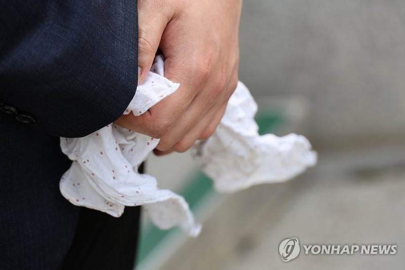 손수건 적신 유가족의 눈물.(사진=연합뉴스)