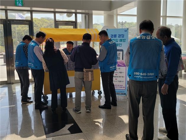 지난 13일 광명스피돔에서 경륜경정총괄본부 희망길벗 상담사들이 이용 고객을 대상으로 과몰입 예방 캠페인을 하고 있다. (사진=국민체육진흥공단)